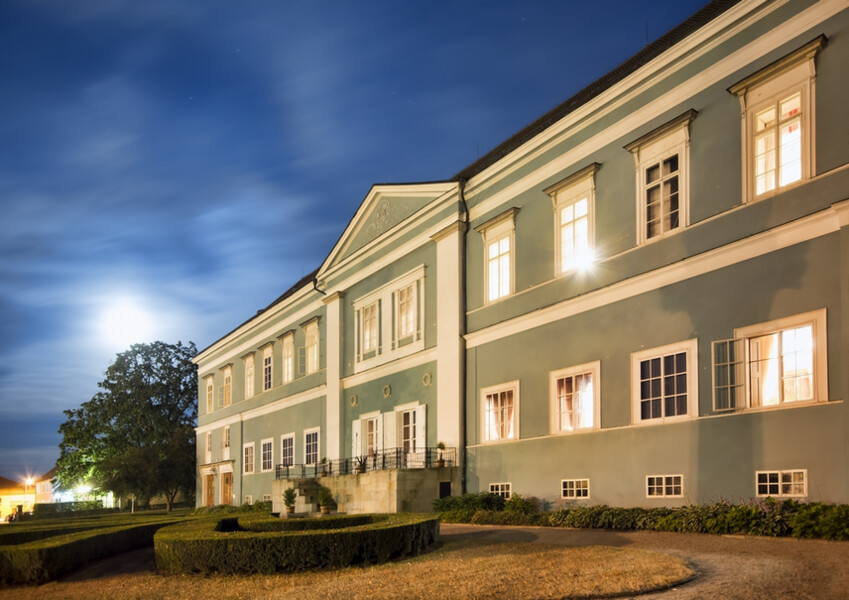 Před severním křídlem v noci Před severním křídlem v noci